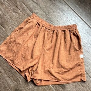 vuori lounge shorts<3